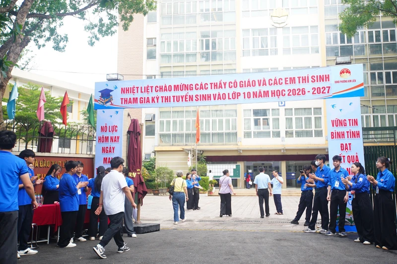 Sĩ tử Hà Nội hồ hởi làm thủ tục dự thi lớp 10 công lập