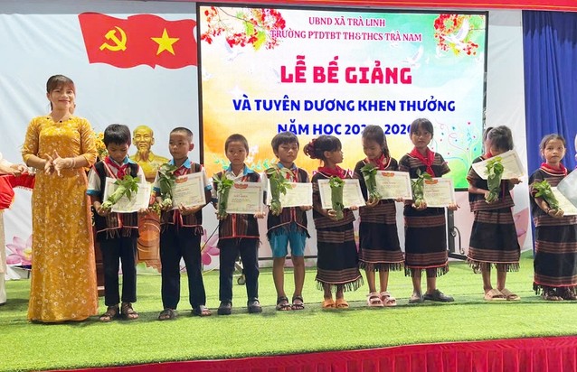 Độc đáo lễ bế giảng, học sinh giỏi được thưởng sâm Ngọc Linh