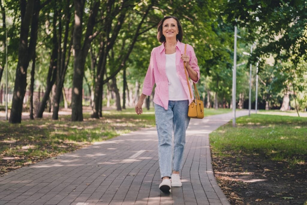 Here's how many minutes you should walk after a meal to ensure proper ...
