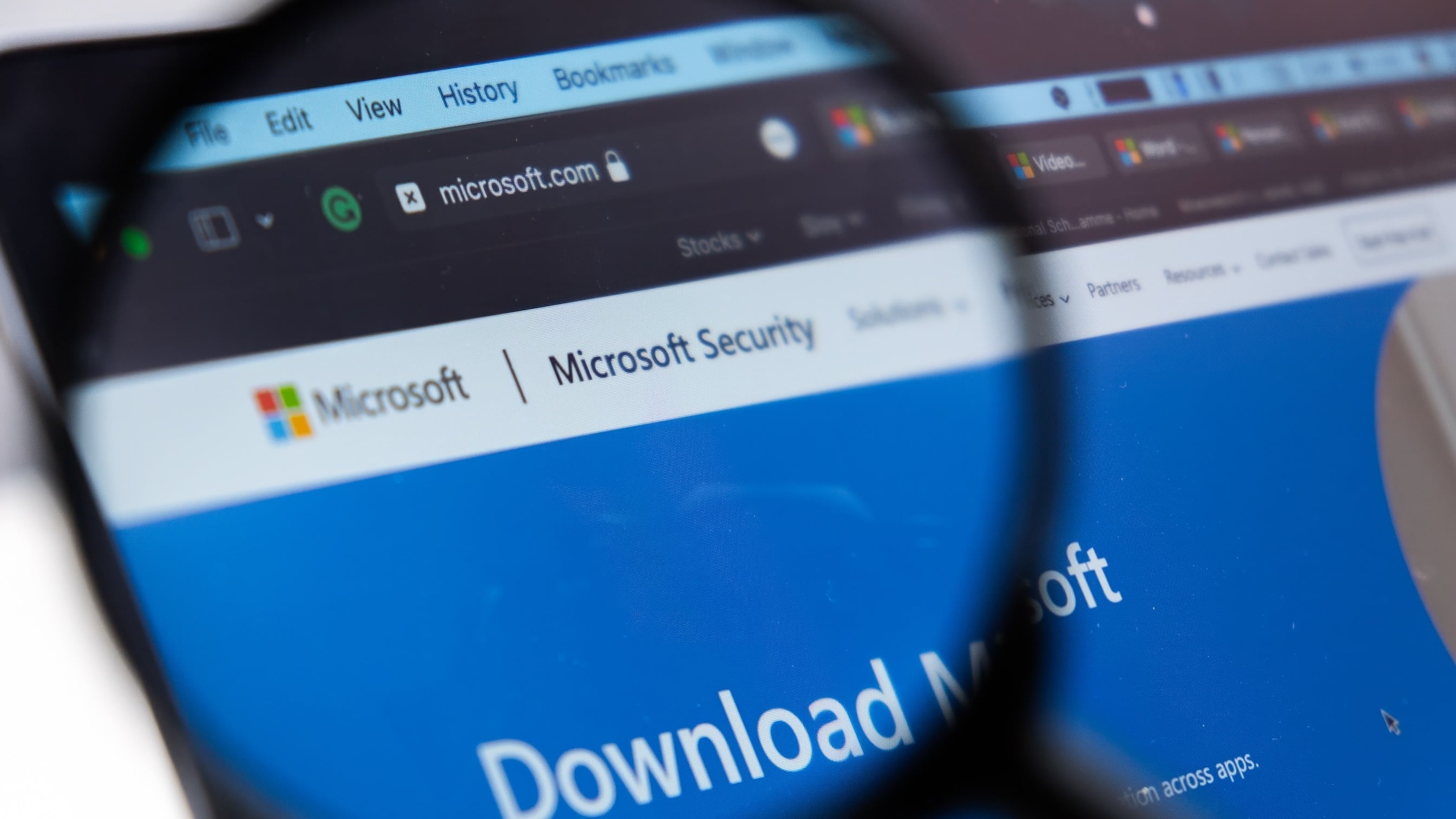 Microsoft threatens researcher over bug reports, triggers cybersecurity ...