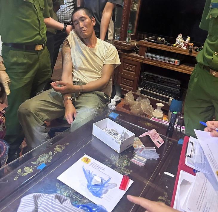 Phát hiện heroin cùng 2 khẩu súng đã nạp đạn khi khám xét nhà con nghiện