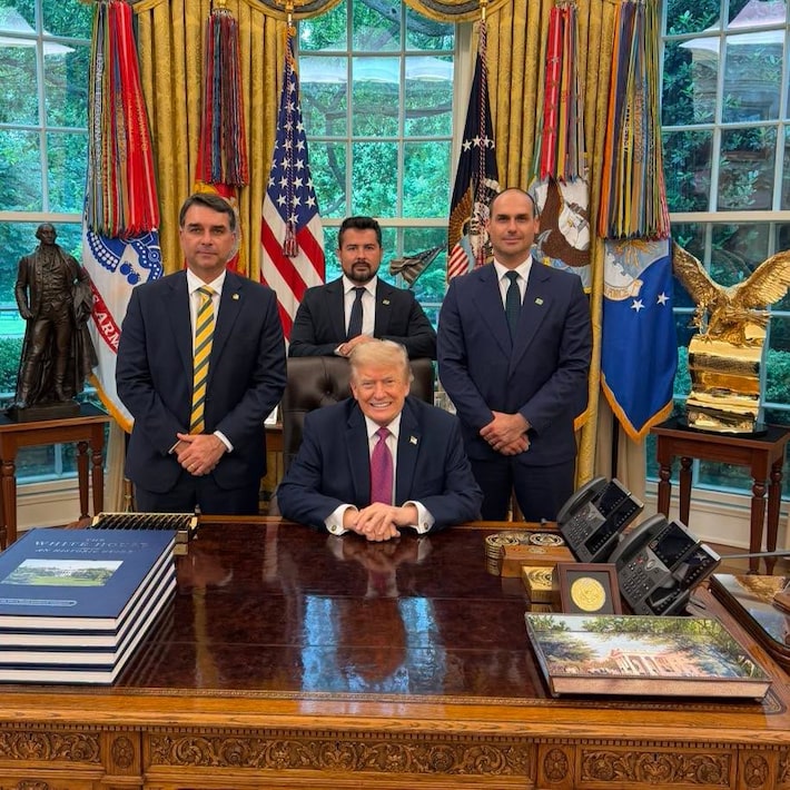 Na foto, Flavio Bolsonaro, Paulo Figueiredo e Eduardo Bolsonaro com o presidente americano Donald Trump Foto: Eduardo Bolsonaro via Facebook