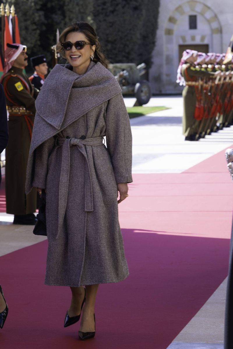 Queen Rania's timeless fashion formula: The style rules behind her ...