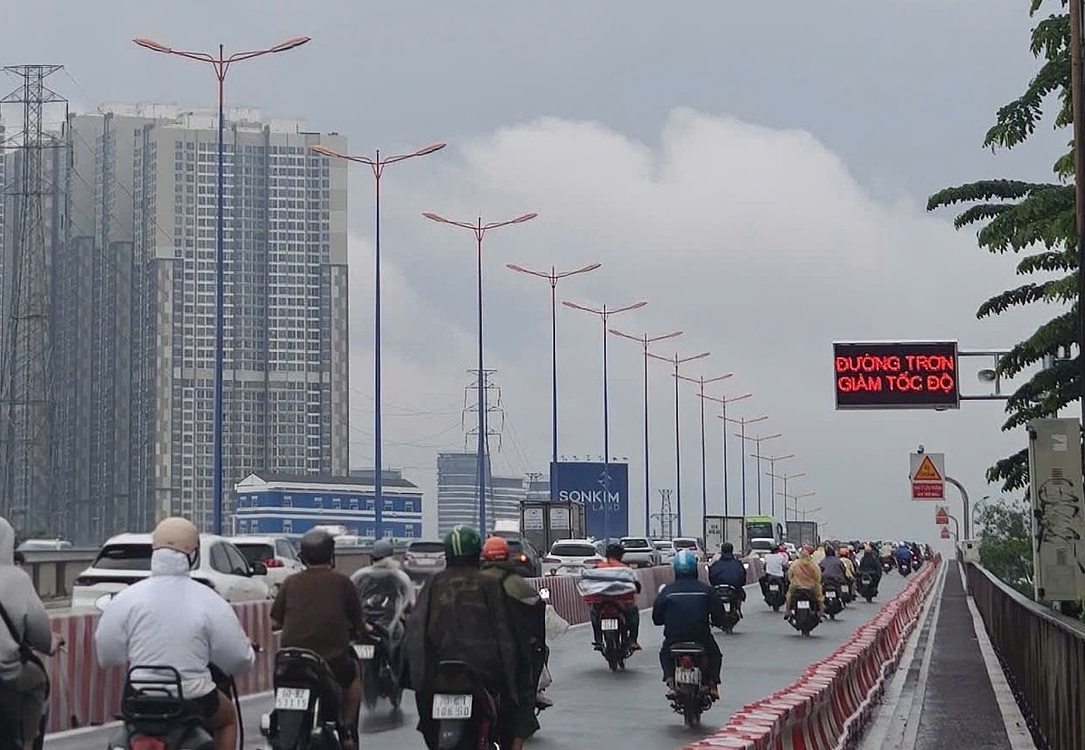 TP HCM gắn loa tự động cảnh báo trơn trượt trên cầu Sài Gòn