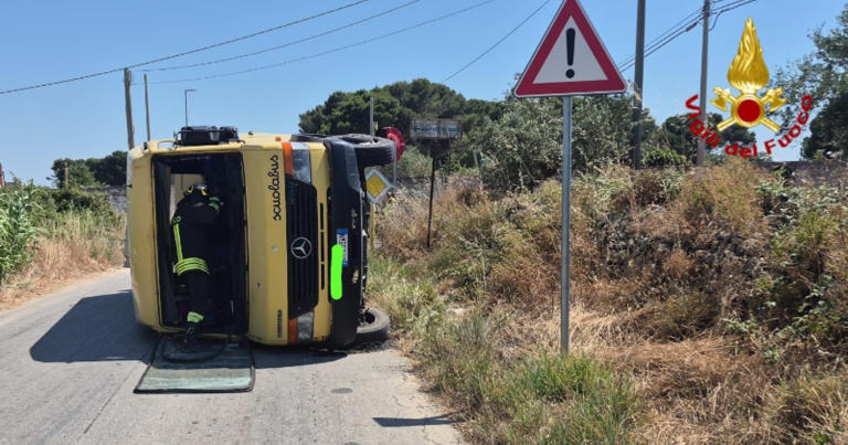 Scontro tra scuolabus e auto, feriti otto bambini