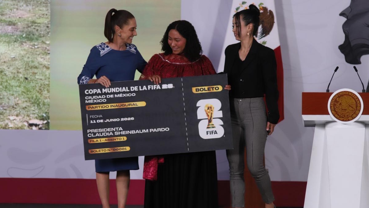 Sheinbaum dona su boleto inaugural del Mundial a Yolett Cervantes ...