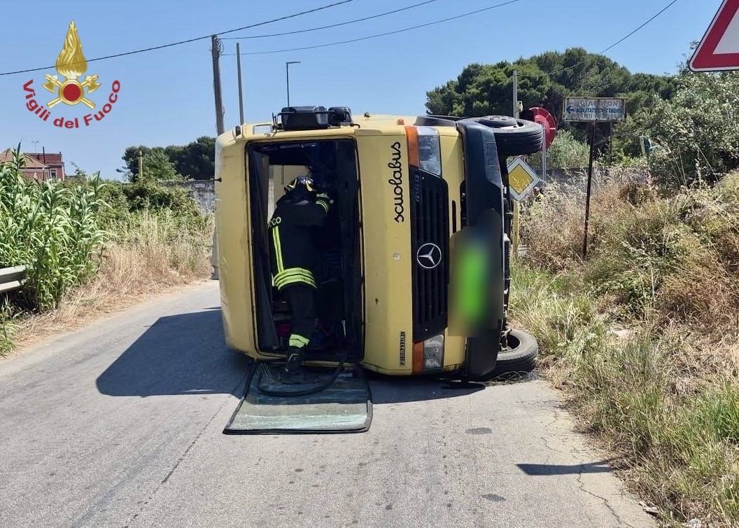 Scontro tra scuolabus e auto a Mazara del Vallo, feriti anche dei ...