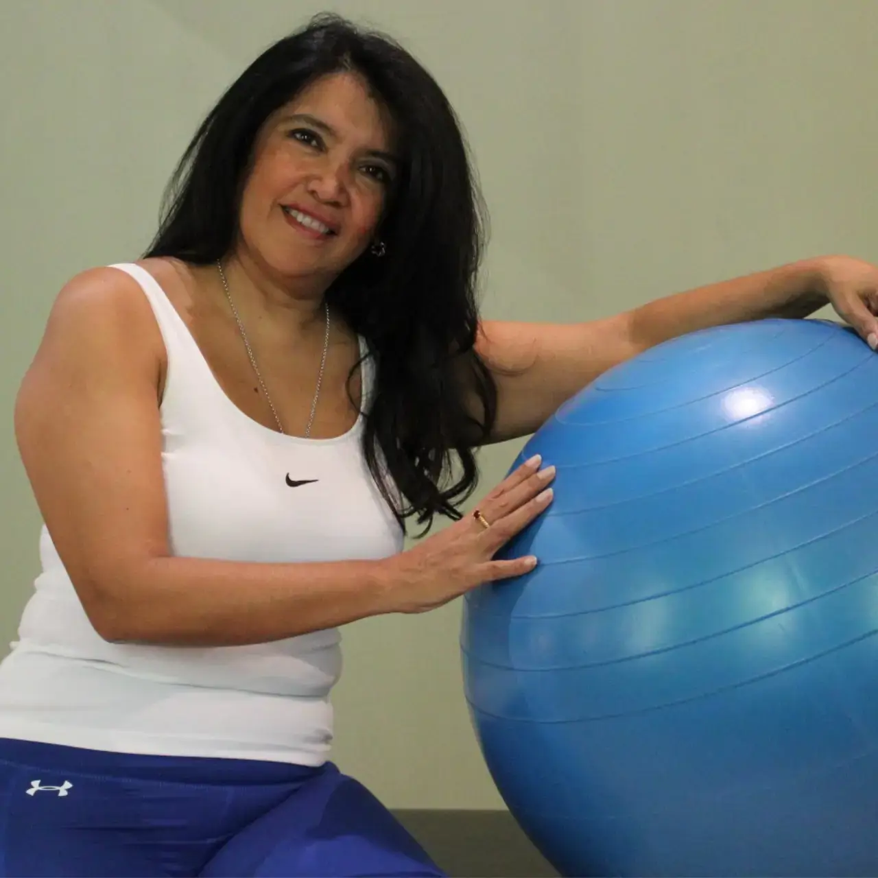 Laura Cabral, instructora de pilates, sobre las alas de murciélago