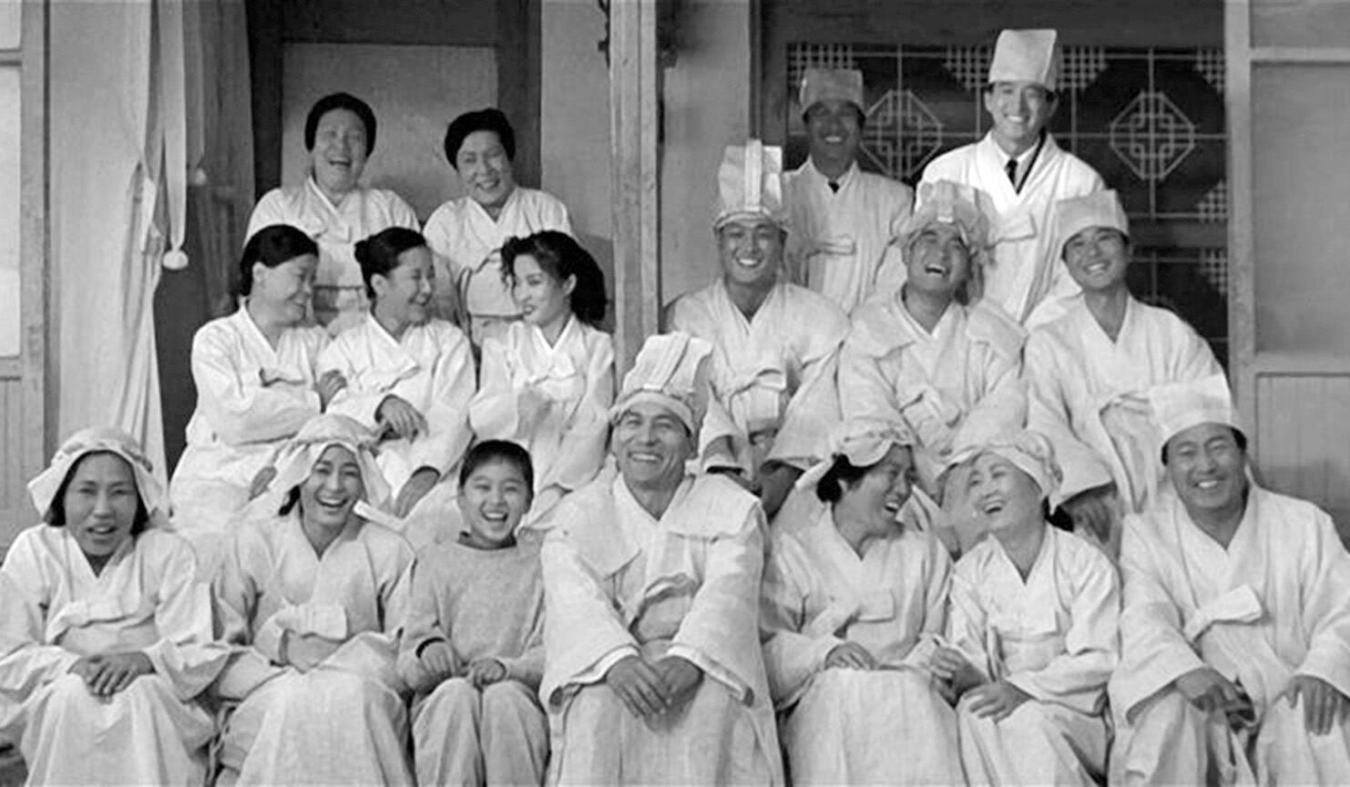 A scene from the 1996-released movie 'Festival'. The film depicts families, who gather at the funeral of their elderly mother, clashing over resentment about who took better care, money issues, and long-standing emotions, eventually understanding each other and reaching reconciliation. /Chosunilbo DB