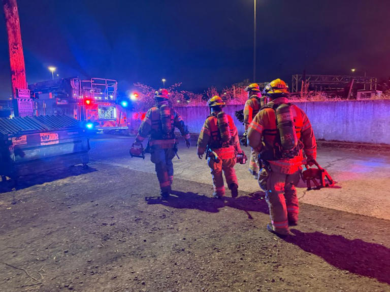 Multiple floating homes on Columbia River catch fire, destroying 2 homes
