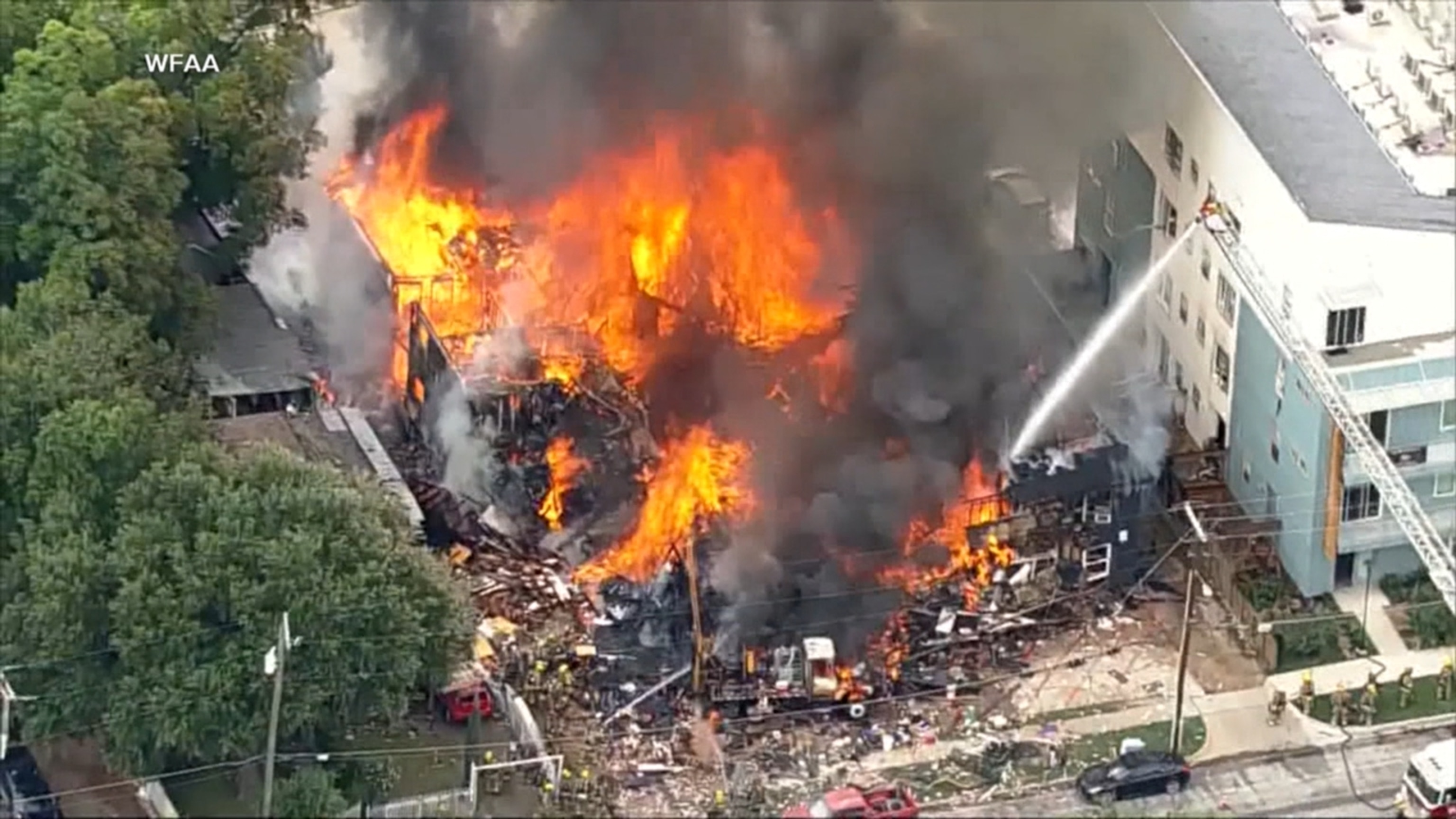 Explosion levels Dallas apartment complex