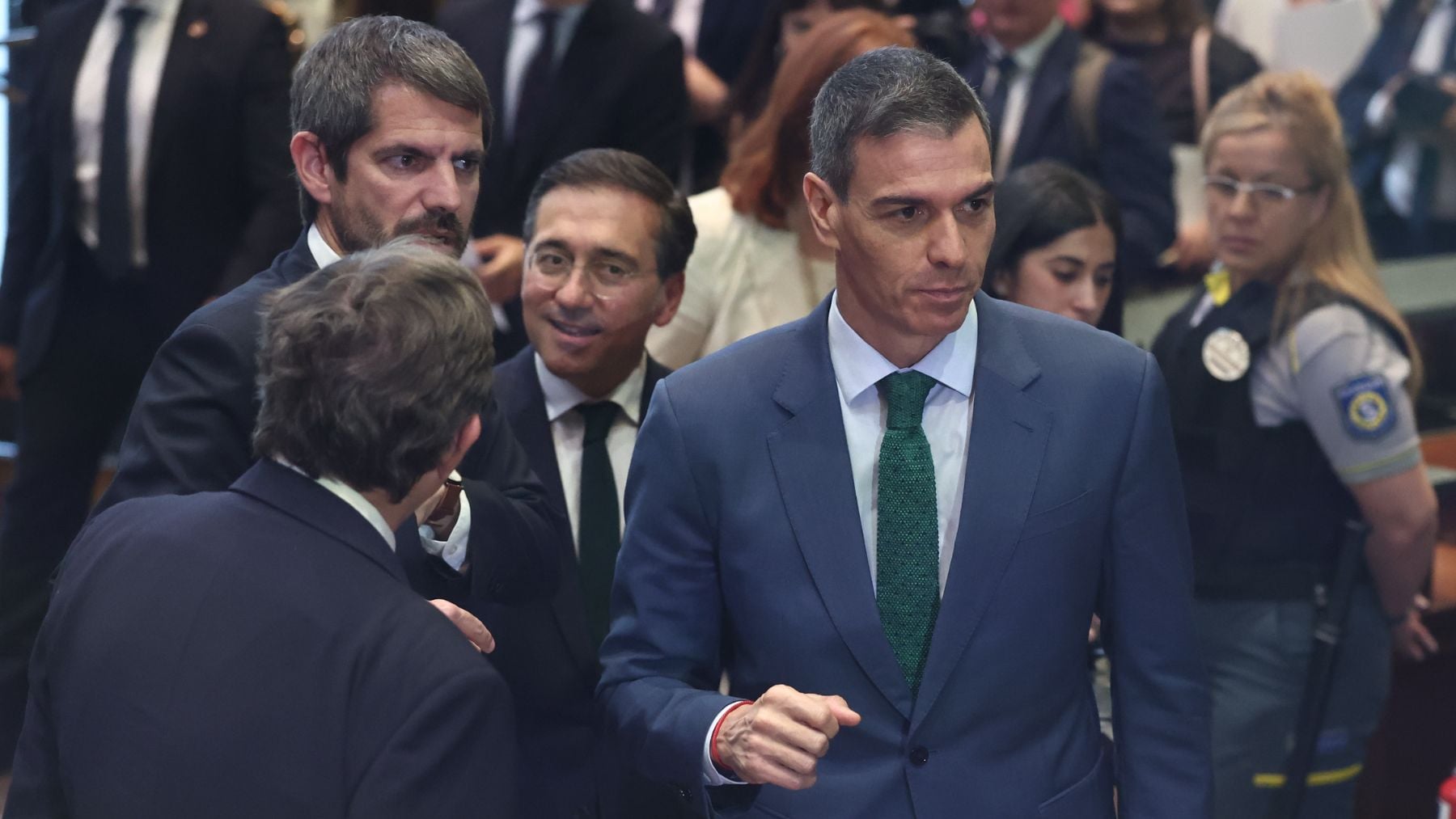 Sánchez, asediado por la corrupción del PSOE y Zapatero, dice que el ...