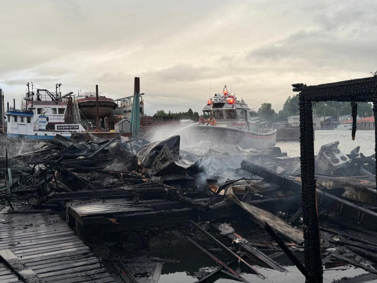 Multiple floating homes on Columbia River catch fire, destroying 2 homes