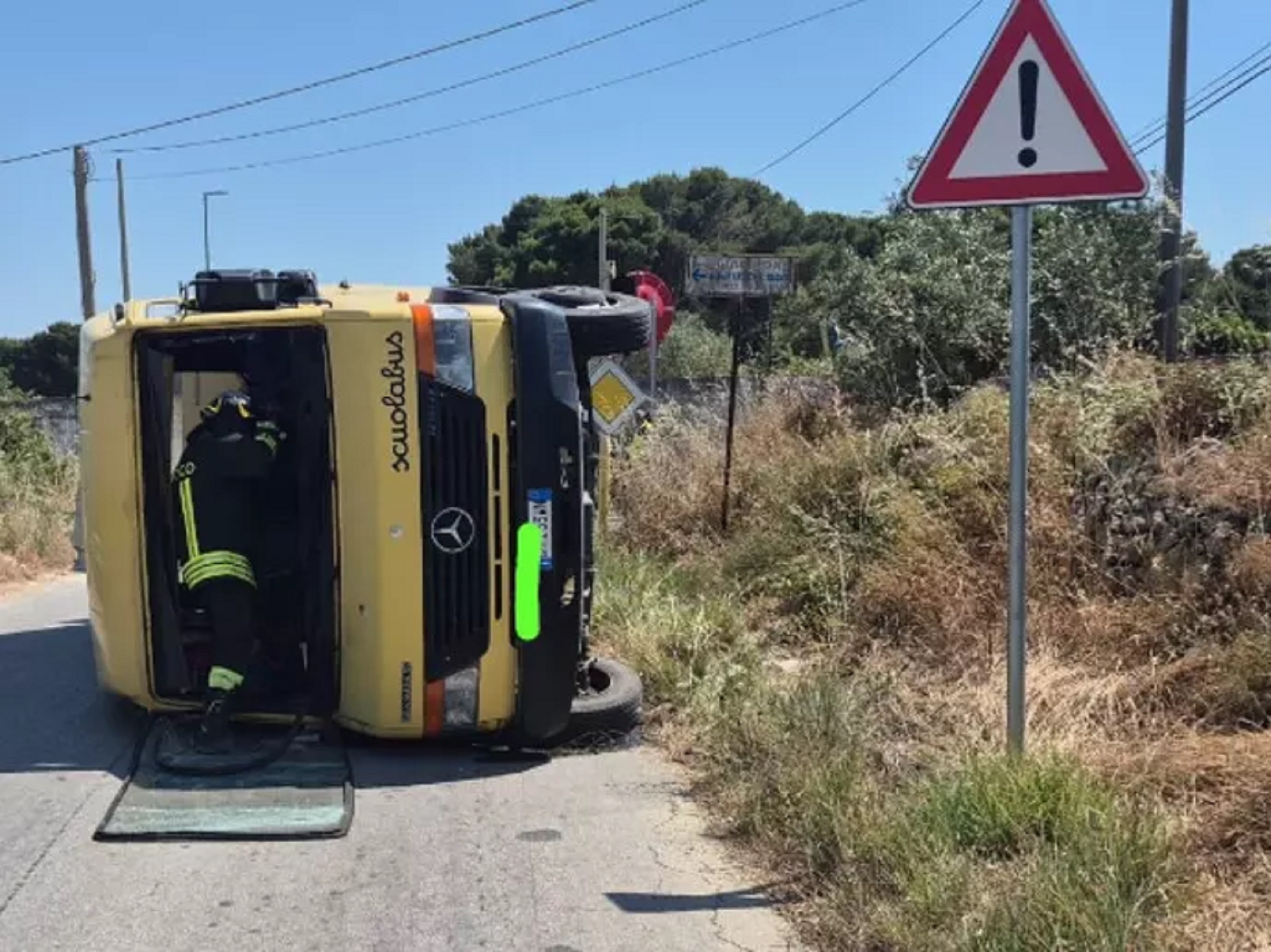 Scontro tra scuolabus e auto a Mazara del Vallo: tredici feriti tra cui ...