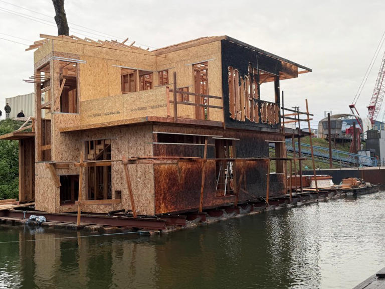 Multiple floating homes on Columbia River catch fire, destroying 2 homes