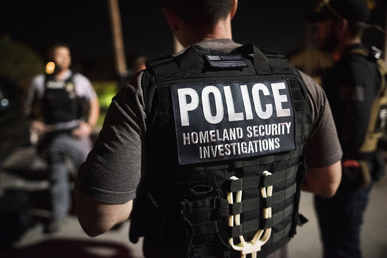 Police ICE ©Wikimedia Commons/usicegov
