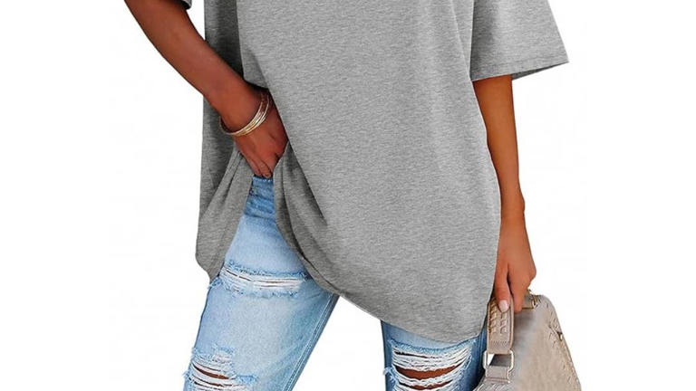 Get the Athmile oversized V-neck tee for just $6: Perfect for summer ...
