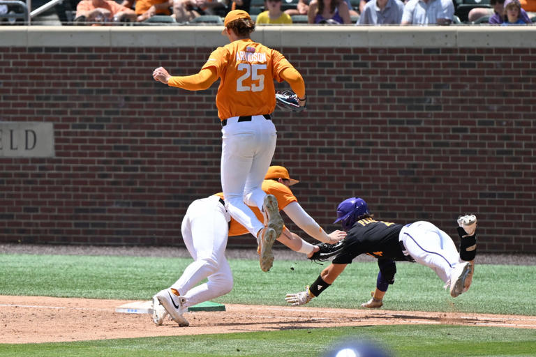 Missed opportunities, including bunt disaster, costs Tennessee baseball ...