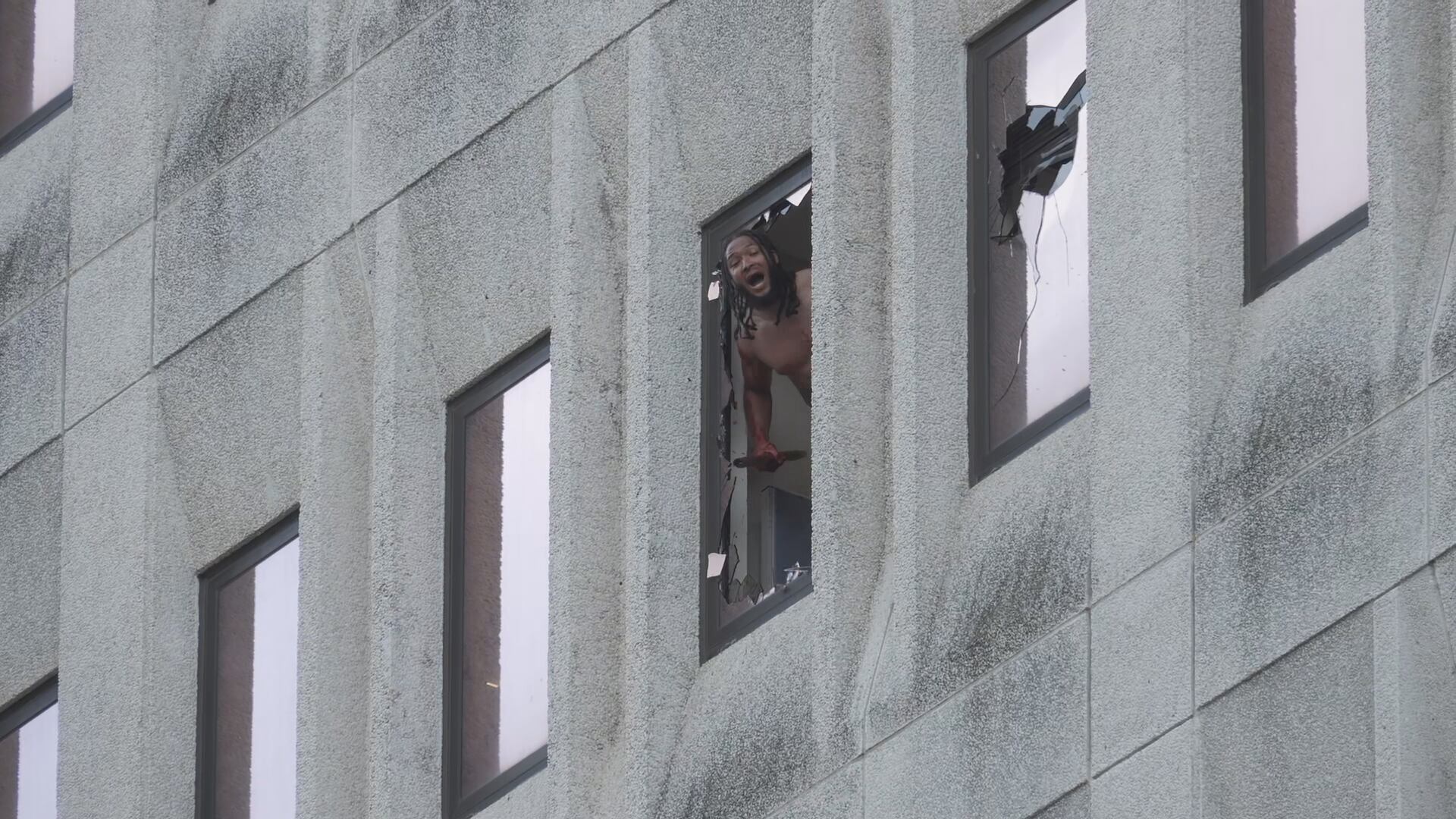 Man smashes window, throws objects from federal building in New Orleans