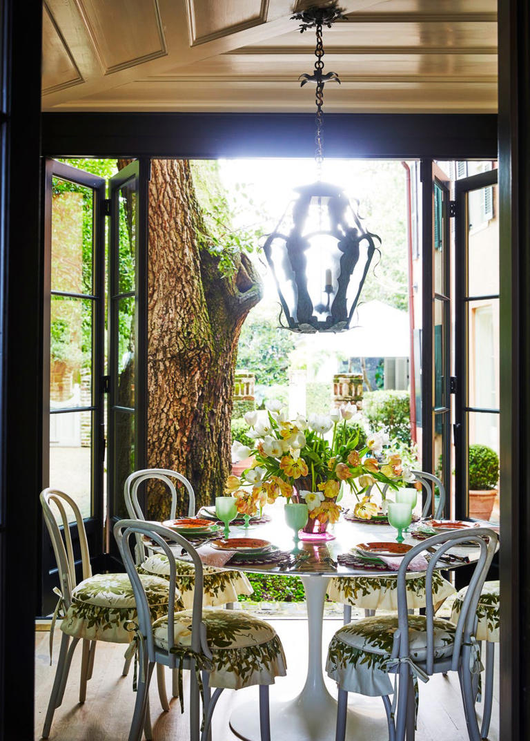 This 18th-century Charleston grande dame became a joyful family home ...