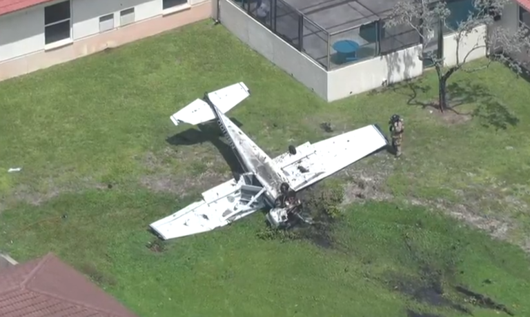 2 injured after small plane crashes in south florida