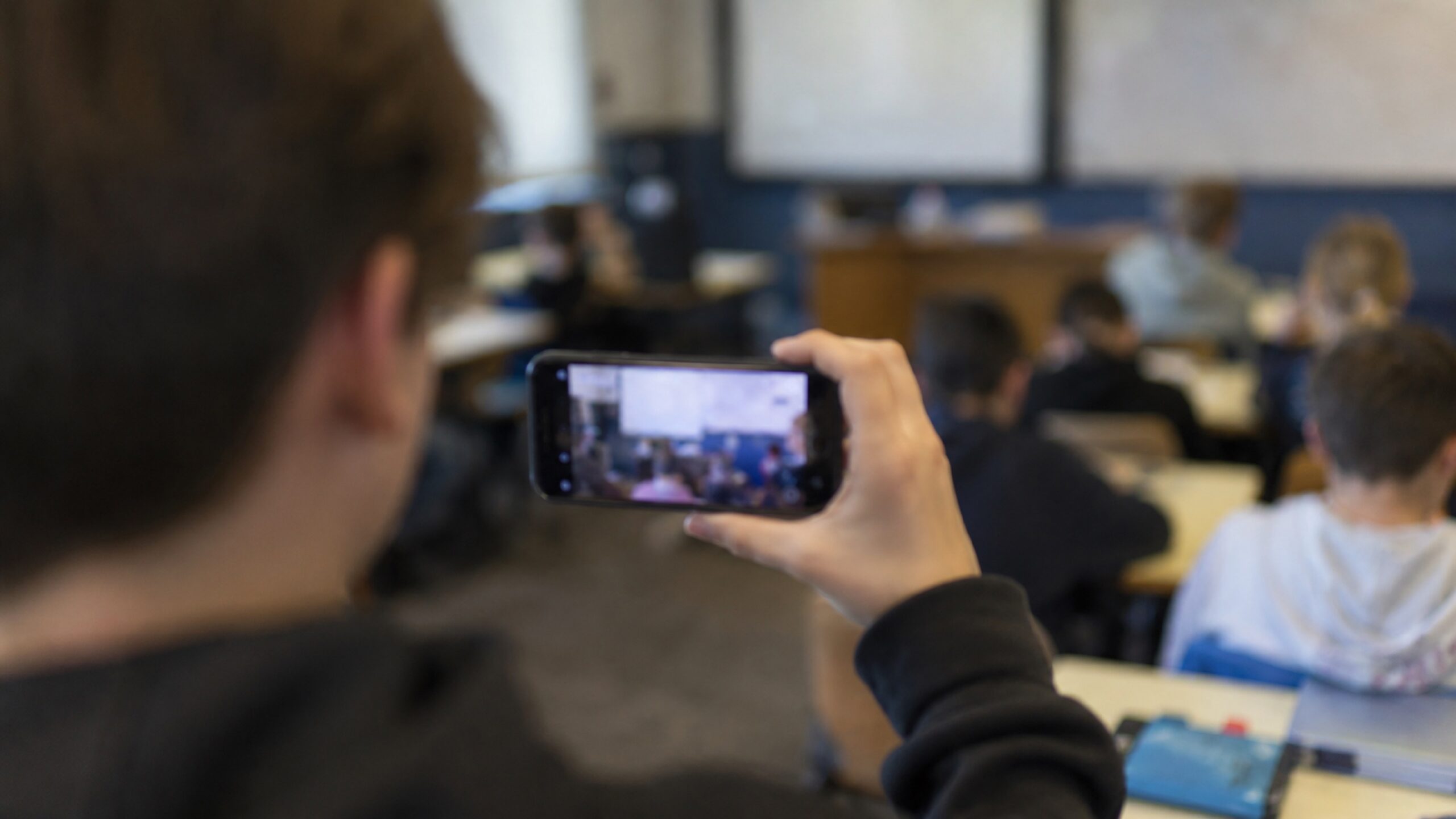 11enne-tenta-di-accoltellare-il-prof-a-scuola-in-diretta-social-a-san