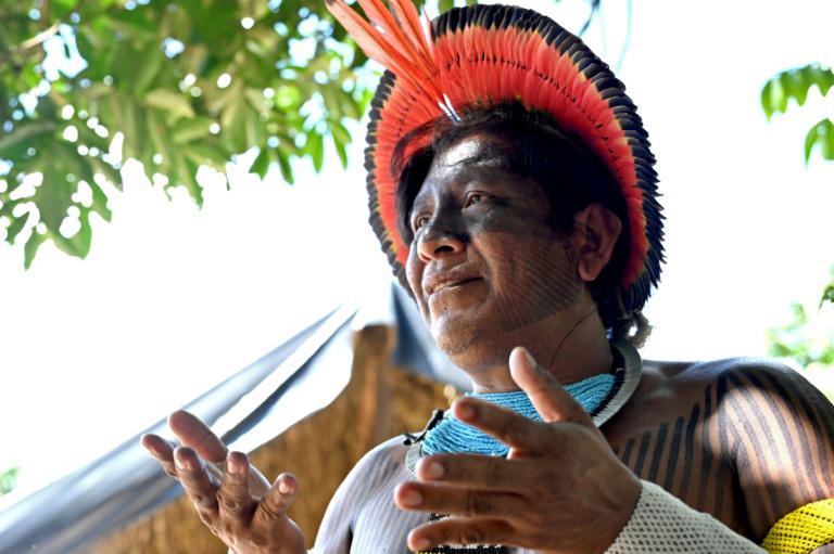 O cacique indígena Bepdjo Mekragnotire fala com a AFP em 21 de maio de 2026 na aldeia Pykany, no estado brasileiro do Pará