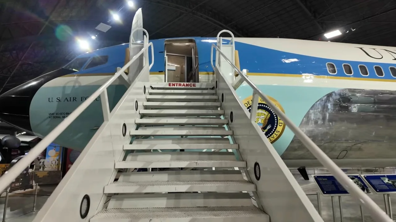 US man gives incredibly rare look inside Air Force One as he explores ...