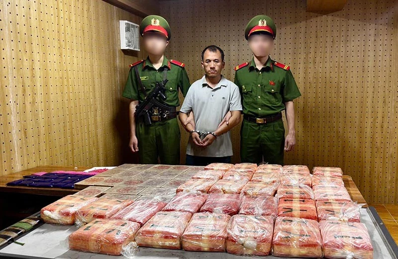 Nhóm đối tượng vận chuyển ma túy nổ súng chống trả công an