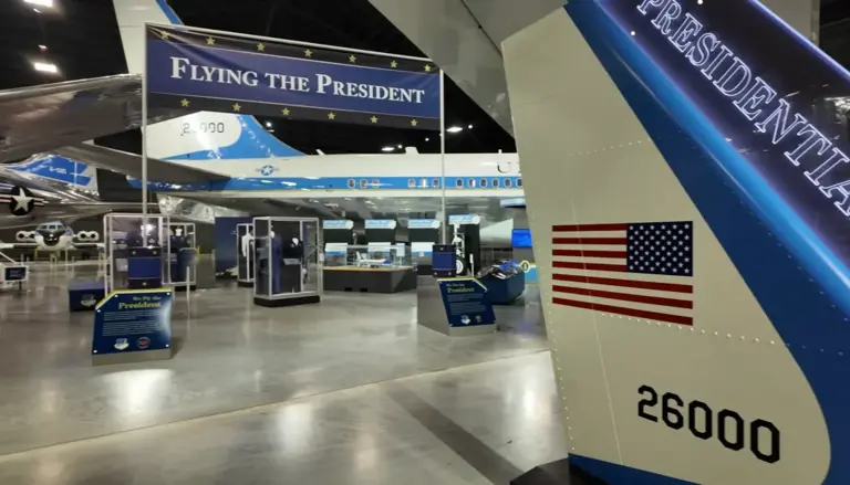 US man gives incredibly rare look inside Air Force One as he explores ...