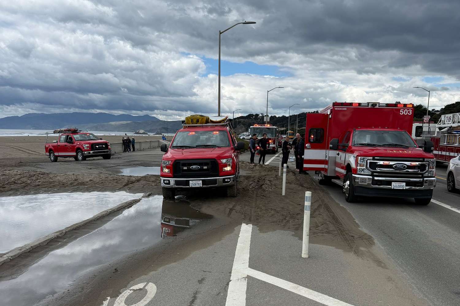 Surfer dies after being rescued from rough waters on San Francisco beach