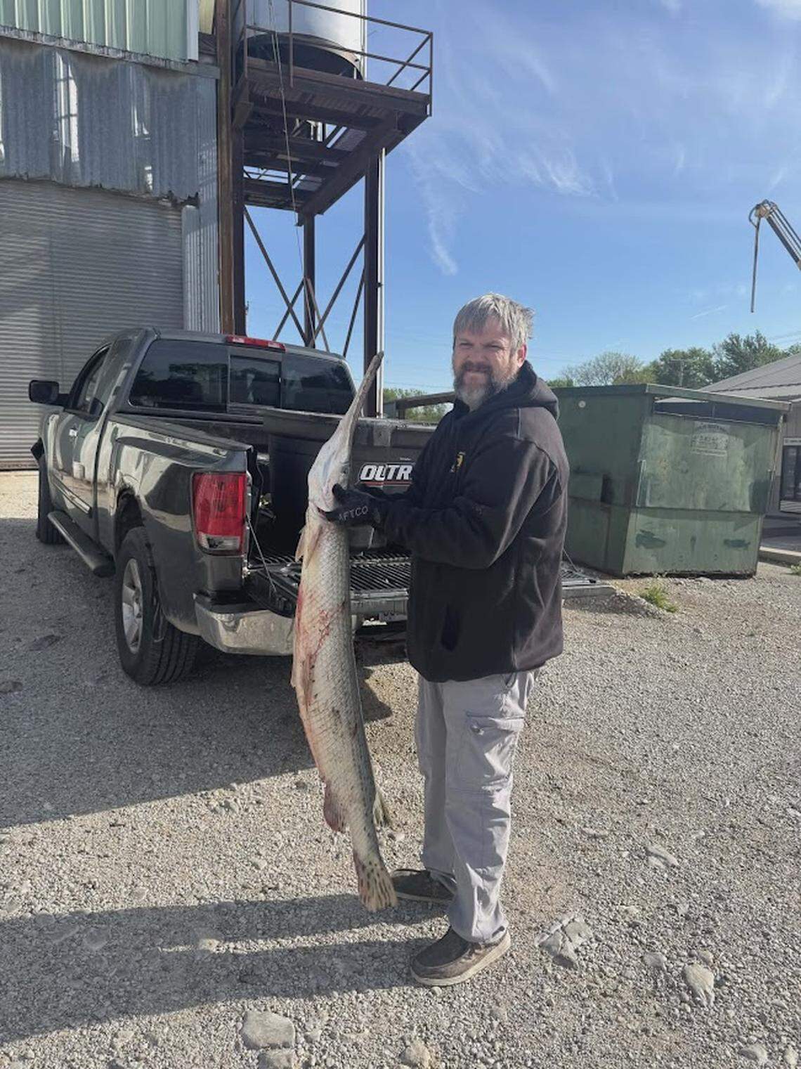 Dad bowfishing with son breaks Kansas' record for longnose gar. How big ...