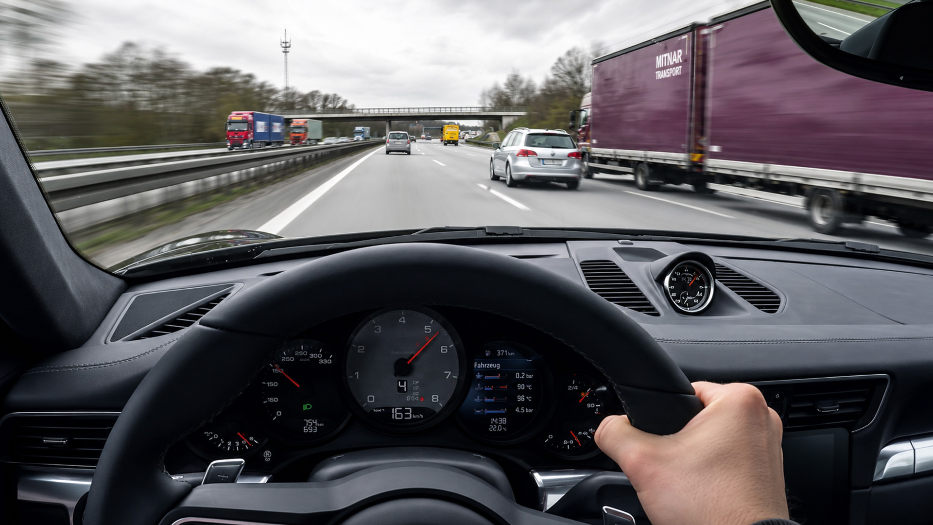 Porsche 911 Turbo POV beschleunigt auf der vollen Autobahn
