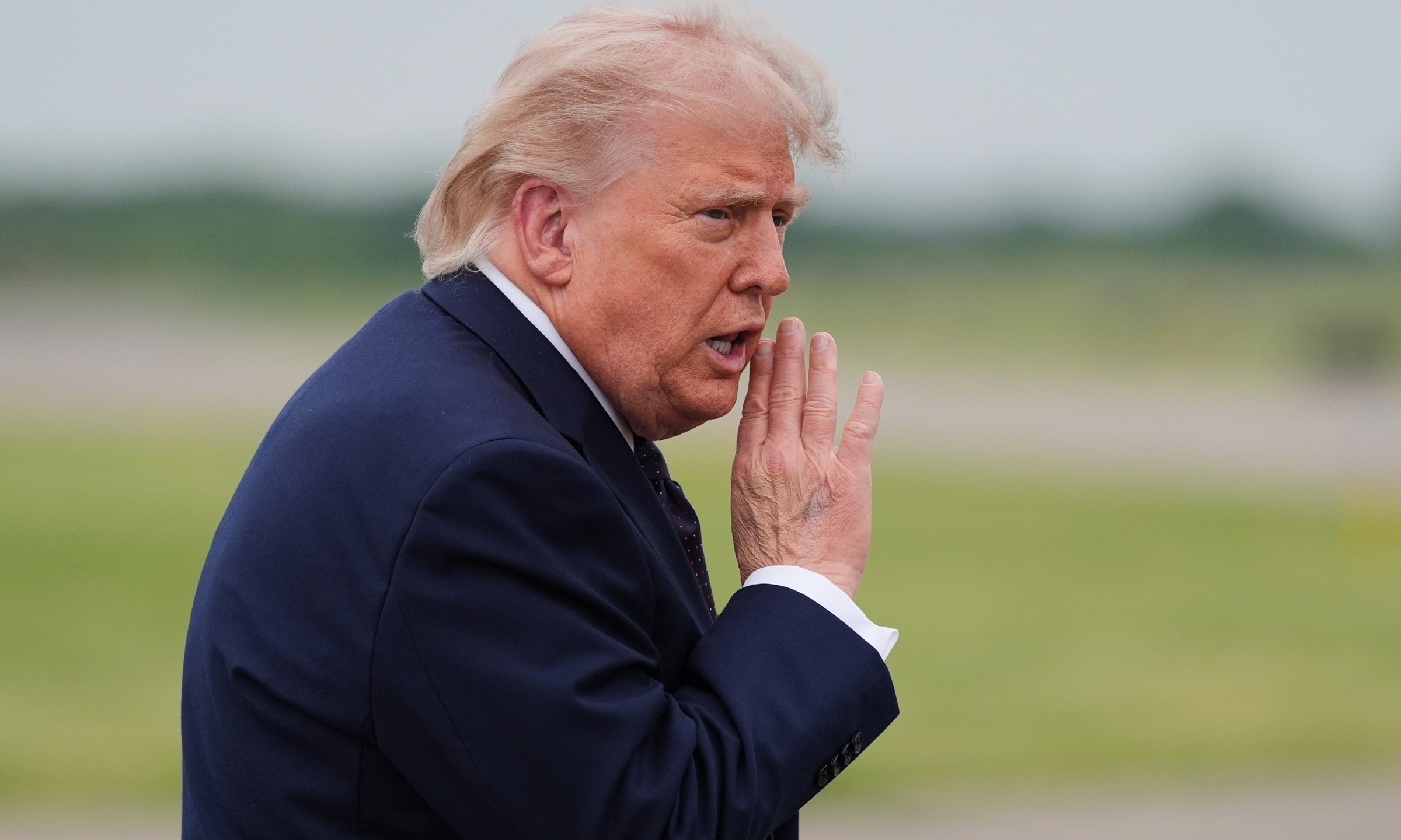 Cú bẻ lái điều quân của ông Trump tại châu Âu