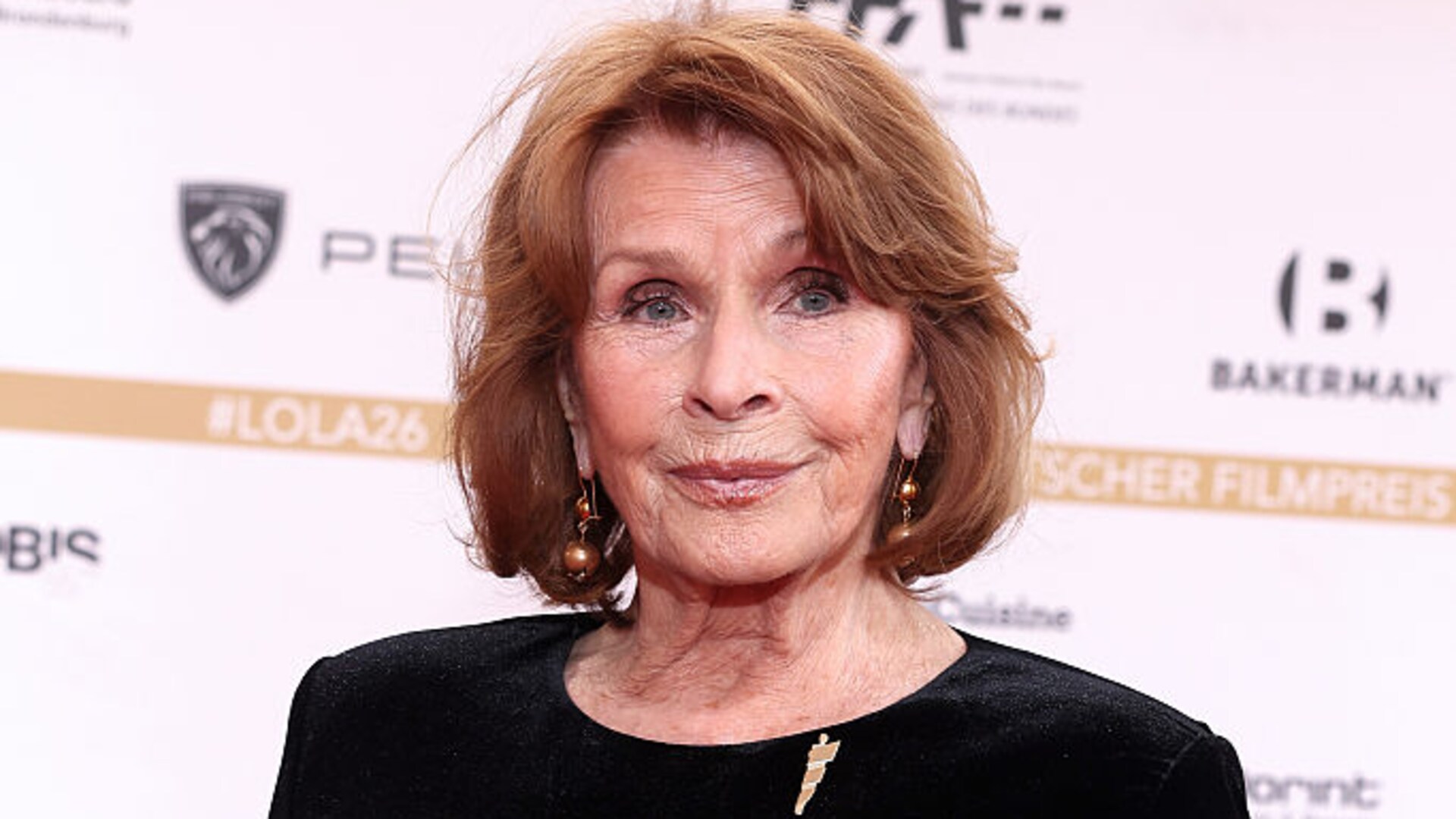 Senta Berger ist zurück – und er weicht ihr nicht von der Seite