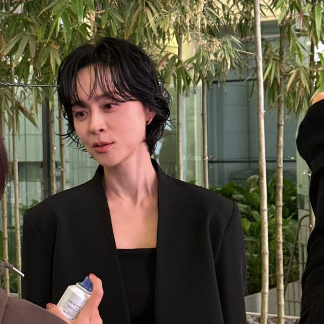 우희진, 파격 숏컷 변신으로 시선 집중…세련미 극대화한 새로운 분위기