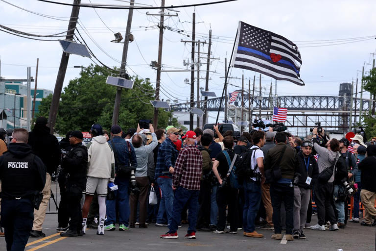 Anti-ICE protesters pooling cash for riot gear, military-grade goggles ...