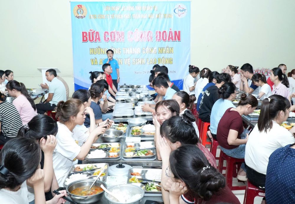 Công ty May mặc Miền Trung trao quà cho công nhân khó khăn, kết nạp đoàn viên mới