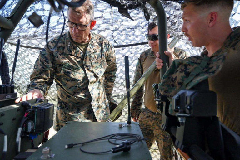 General de EEUU visita Guantánamo y sostiene reunión inédita con ...
