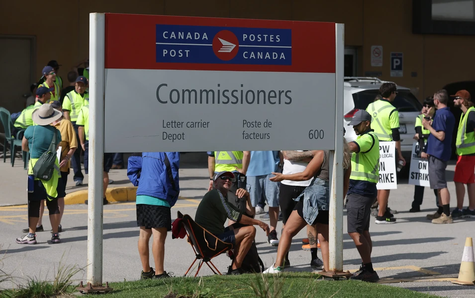 Canada Post workers conclude vote on tentative contract