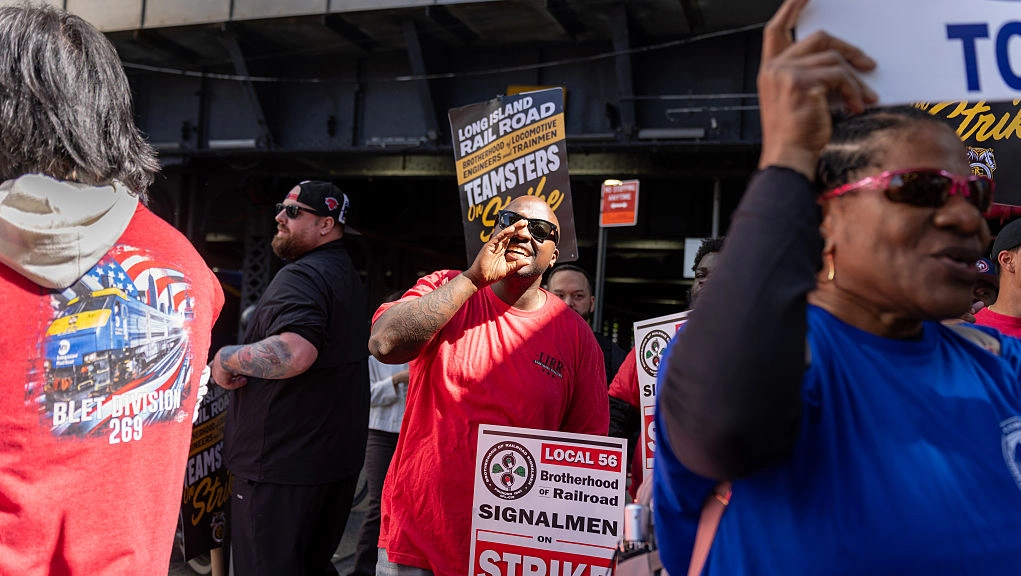 Victoria transit workers approve strike mandate after talks stall