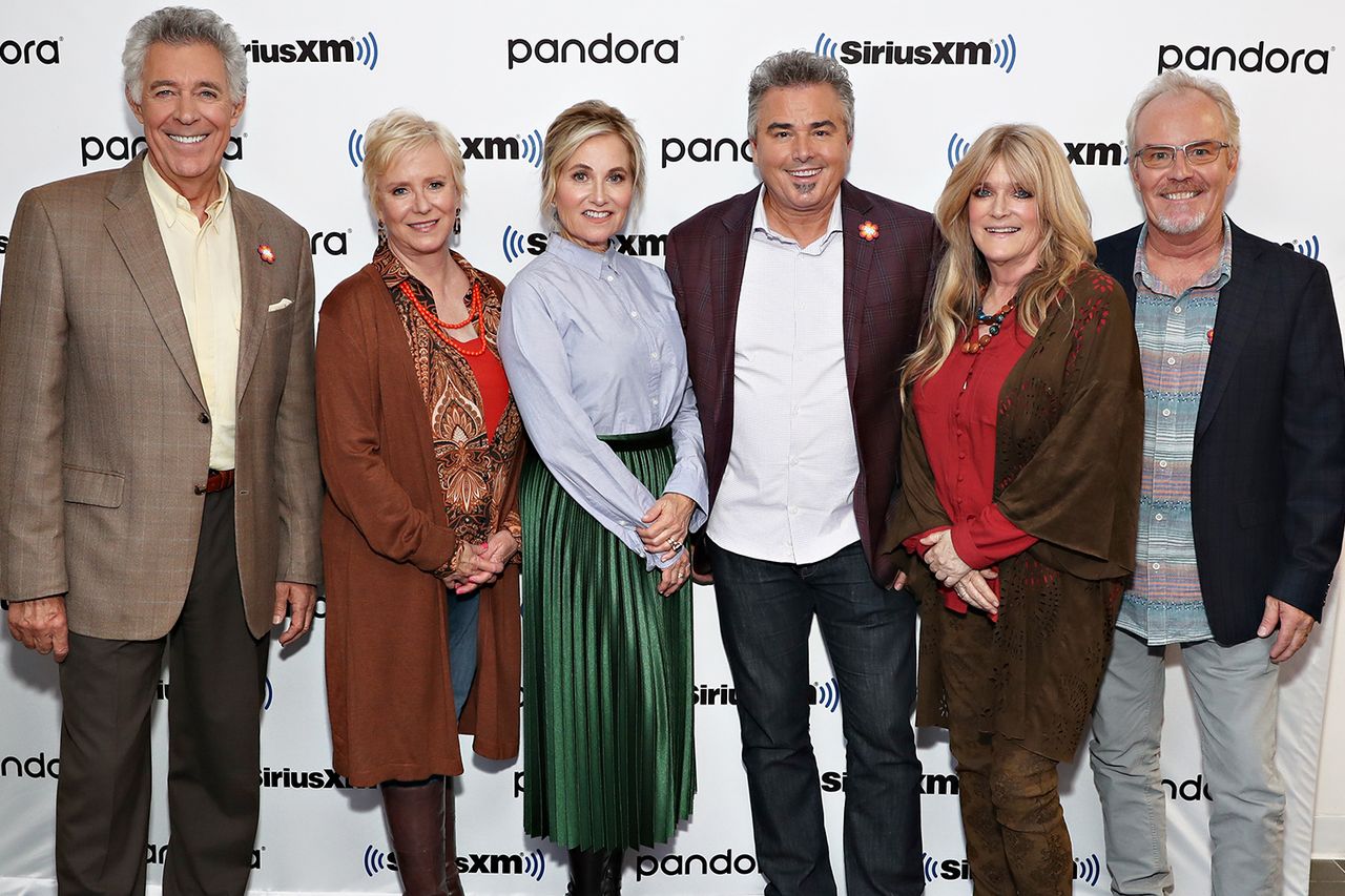 Barry Williams, Eve Plumb, Maureen McCormack, Christopher Knight, Susan Olsen, and Mike Lookinland in New York City in 2019 Credit: Cindy Ord/Getty