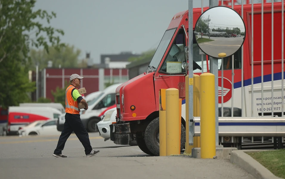 Canada Post workers conclude contract vote as $205M loss revealed