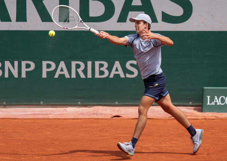 Un estadounidense inesperado alcanza la cuarta ronda en Roland Garros tras otra sorpresa en el cuadro masculino.