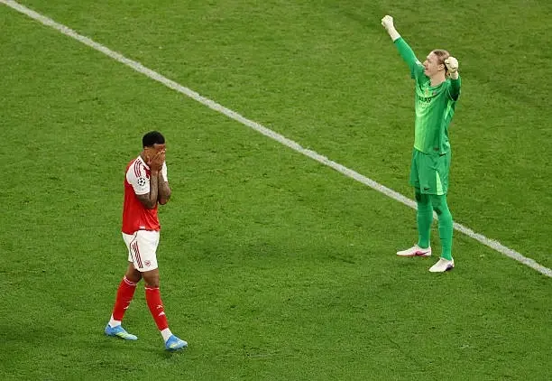 Declan Rice bảo vệ hai cầu thủ Arsenal sút hỏng luân lưu
