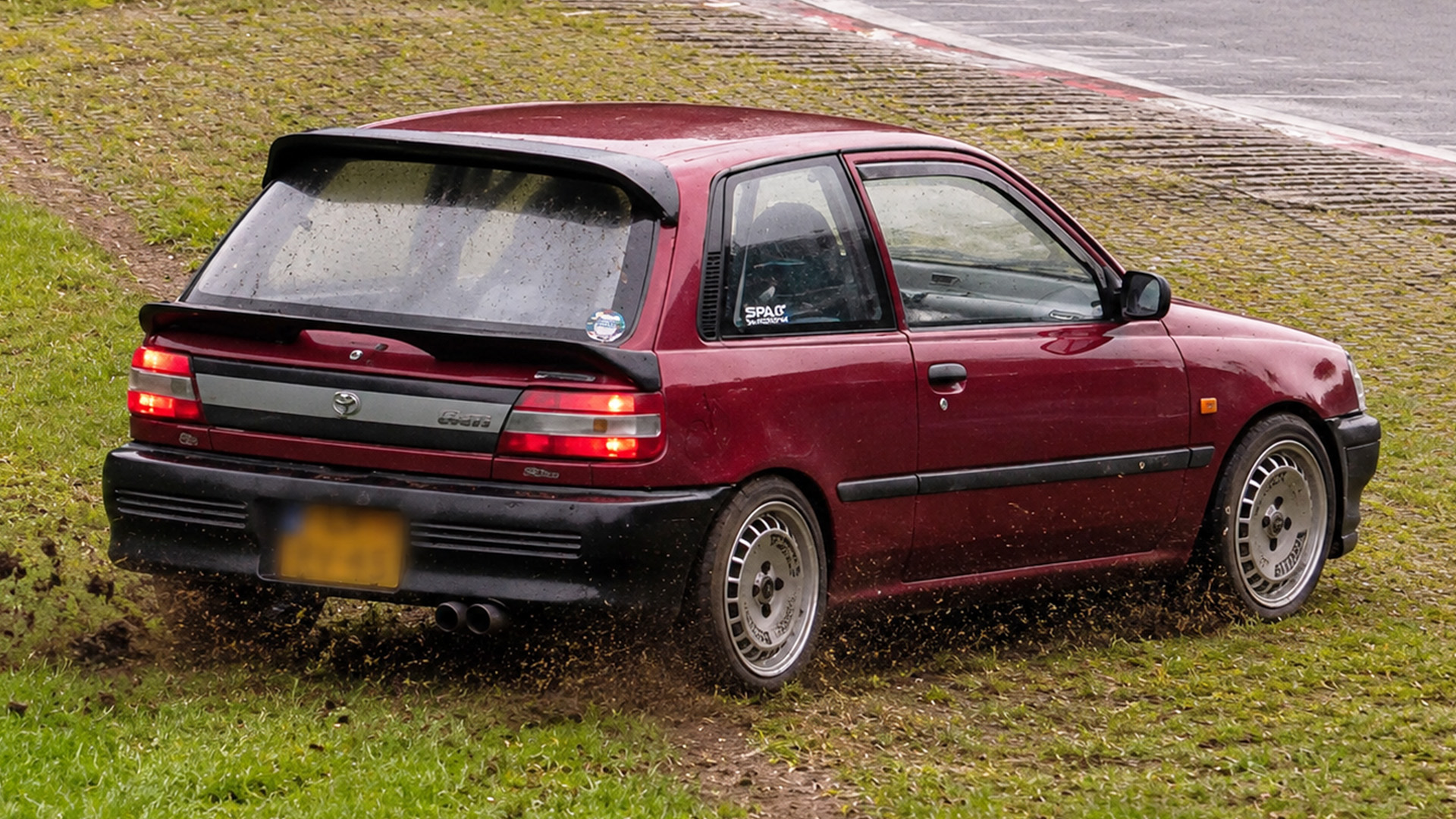 Crazy driving action creates another dramatic Nordschleife scene