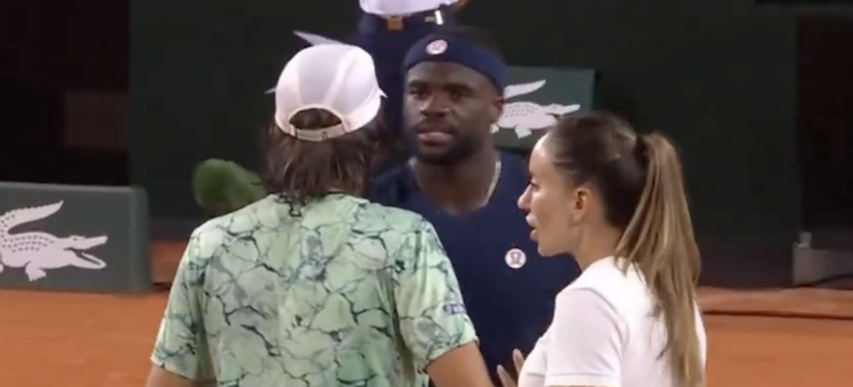 Un furioso Frances Tiafoe se enfrenta a su rival del Abierto de Francia en un acalorado duelo nocturno.