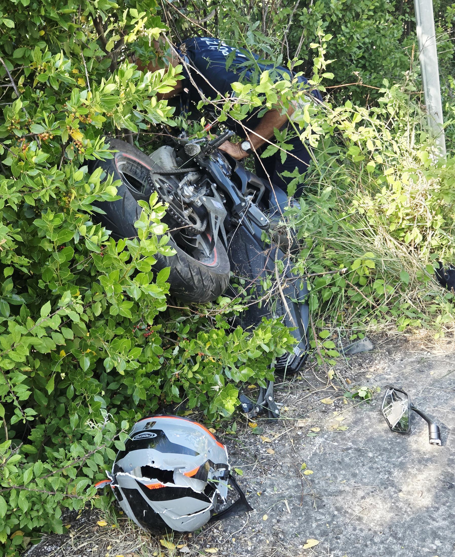 Gravissimo un 17enne. Si schianta contro un palo con la motocicletta ...