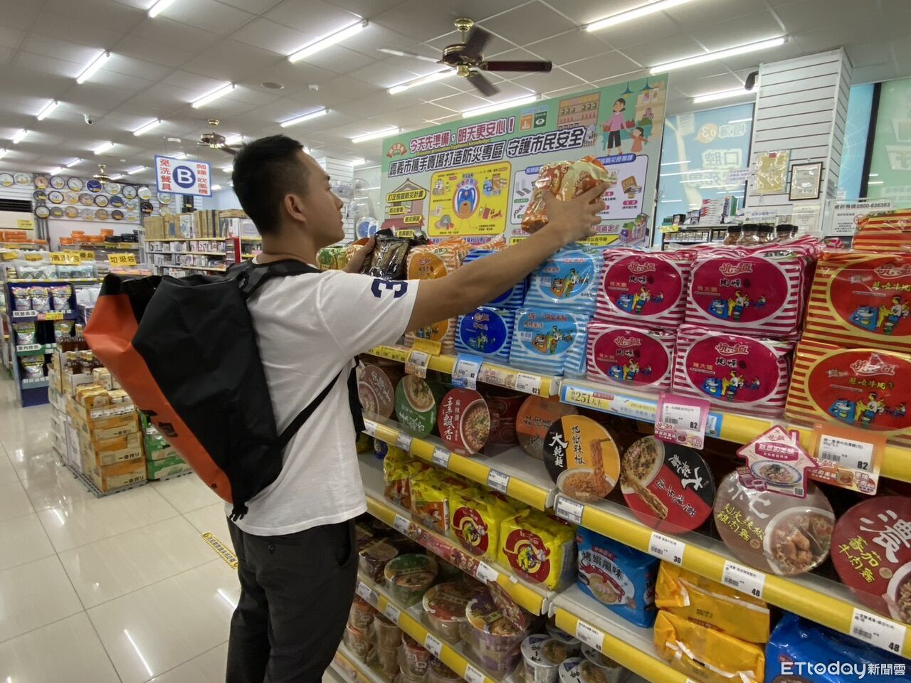 告別颱風天搶購!嘉義市府聯手賣場、網路平台推「防災專區」