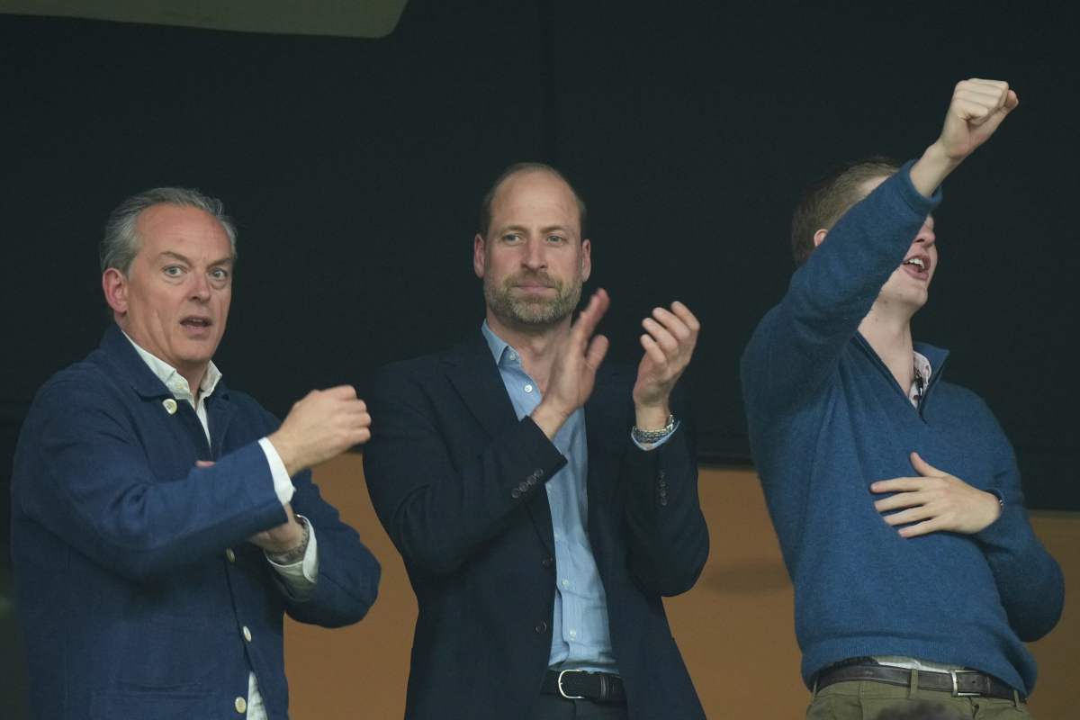 Britain's Prince William, center, applauds after the Europa League final soccer match between Freiburg and Aston Villa in Istanbul, Turkey, Thursday, May 21, 2026. (AP Photo/Francisco Seco)